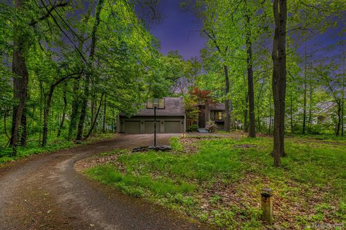5130 Whitlow Ct, Commerce Township, MI, 48382-2641 | Card Image