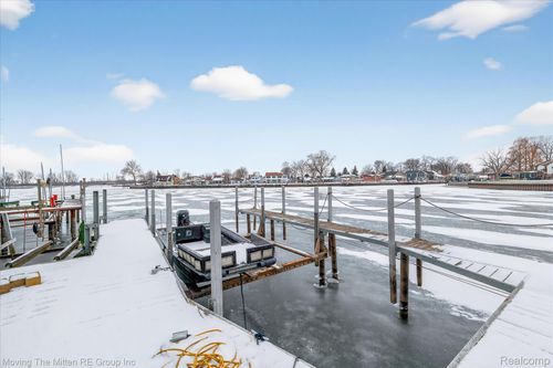 30760 Bayview Dr, Gibraltar, MI, 48173-9538 | Card Image