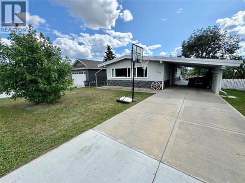 1537 95 Ave, Dawson Creek, BC, V1G1J9 | Card Image