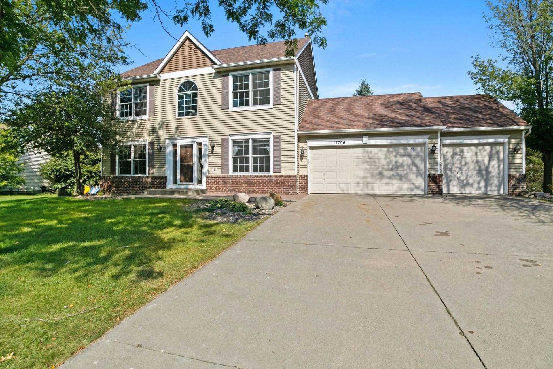 Hillwood Ave, Lakeville, MN 55044