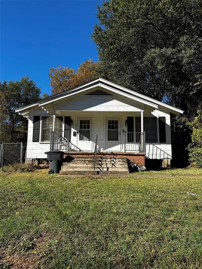 View of front of property featuring a front yard and a porch | Image 1