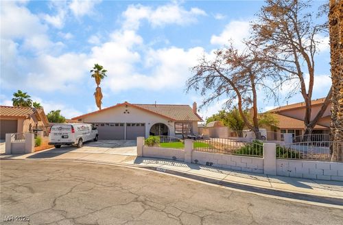 327 Fuente Dr, Henderson, NV, 89014-5104 | Card Image