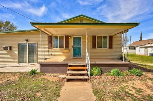 114 N Cheyenne St, Hennessey, OK, 73742-1110 | Card Image