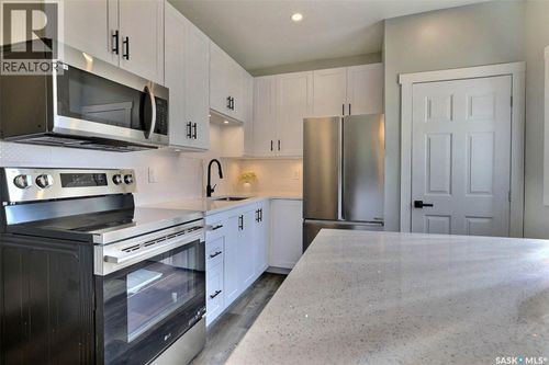 2305 Mcdonald St, Regina, SK, S4N2Z2 | Card Image