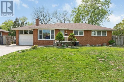 3157 Glenwood Ave, Windsor, ON, N9E2X9 | Card Image