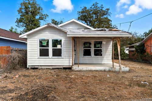 2031 E Crockett St, San Antonio, TX, 78202-3226 | Card Image