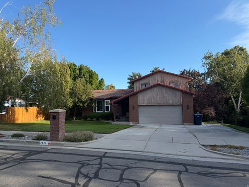 2829 E Willow Bend Dr, Sandy, UT, 84093-2043 | Card Image