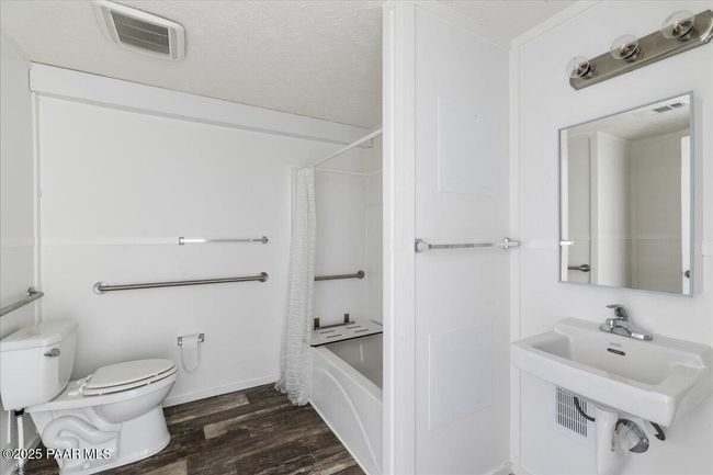 Bathroom 1 | Image 8