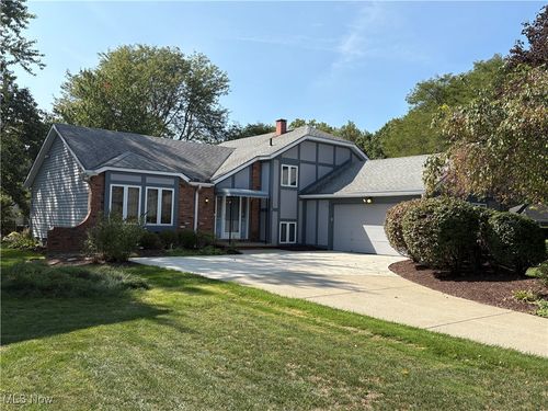 6065 Brook Cir, North Olmsted, OH, 44070-3801 | Card Image