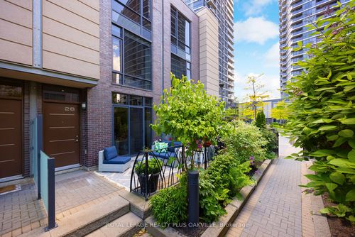 28-19 Valhalla Inn Rd, Toronto, ON, M9B0B3 | Card Image