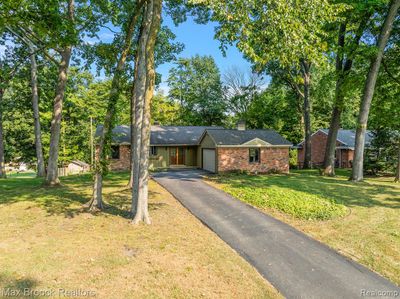 1496 Rochingham Drive, Home with 3 bedrooms, 2 bathrooms and null parking in Rochester Hills MI | Image 1