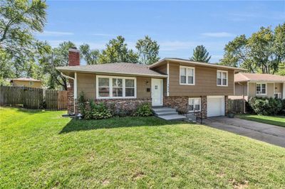 Tri-level home with a garage and a front yard | Image 2