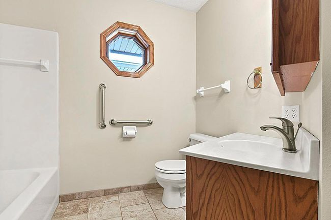 BATH WITH FULL TUB AND GRAB BARS | Image 10
