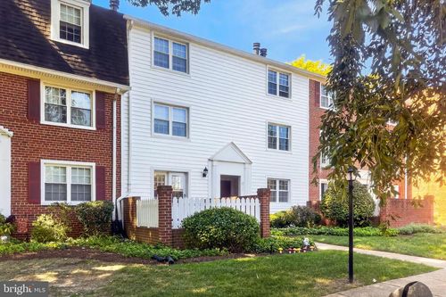 a-2711 S Walter Reed Dr, ARLINGTON, VA, 22206-1256 | Card Image