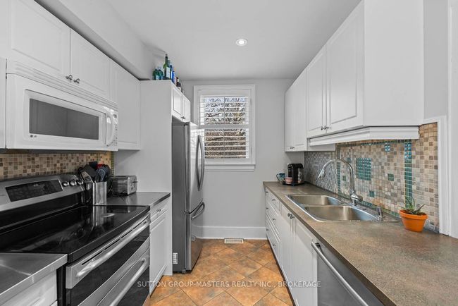 21 Alwington Ave, House other with 5 bedrooms, 2 bathrooms and 4 parking in Kingston ON | Image 12