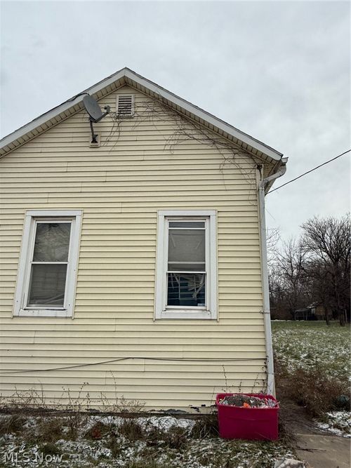 3325 E 49th St, Cleveland, OH, 44127-1049 | Card Image