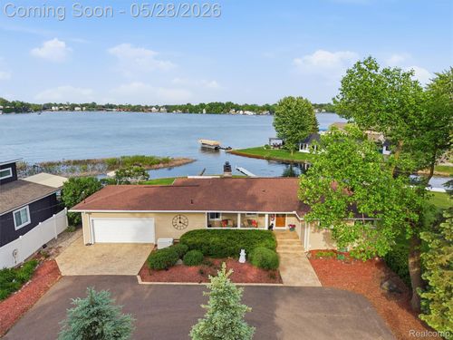 12099 Torrey Rd, Fenton, MI, 48430-9702 | Card Image