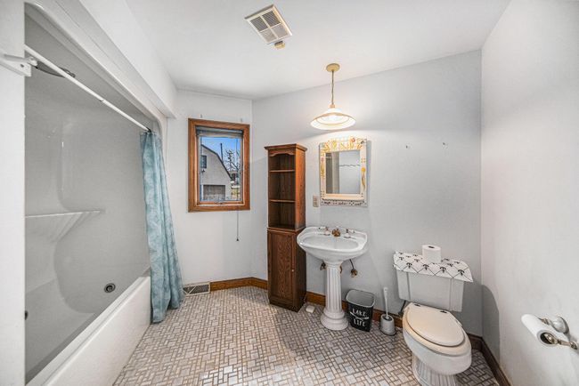 Bathroom main floor | Image 11