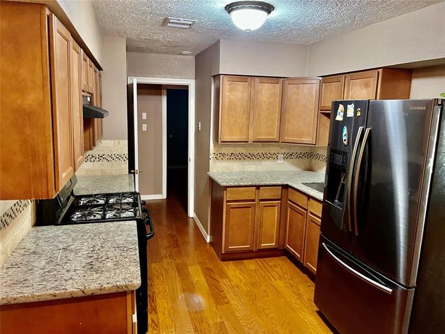 Kitchen w/gas stove/oven & refrigerator | Image 4