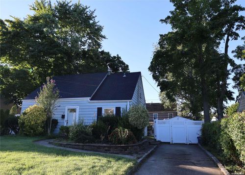 32 11th St, Carle Place, NY, 11514-1304 | Card Image