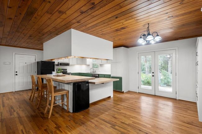 Breakfast bar, center island. Great for entertaining family and friends. | Image 33