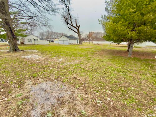 901 E 3rd St, Flora, IL, 62839-2555 | Card Image