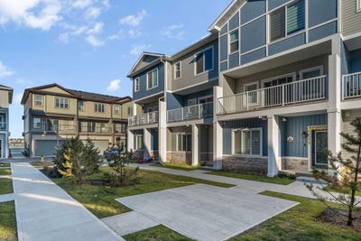 519 Corner Meadows Sq Ne, Townhouse with 4 bedrooms, 3 bathrooms and 2 parking in Calgary AB | Image 2