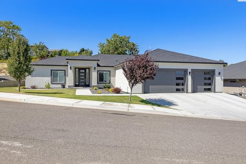 5590 S Lyle Pl, Kennewick, WA, 99337-4427 | Card Image