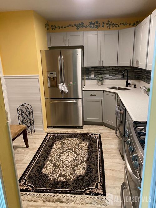 429 College Dr, Edison, NJ, 08817-5935 | Card Image