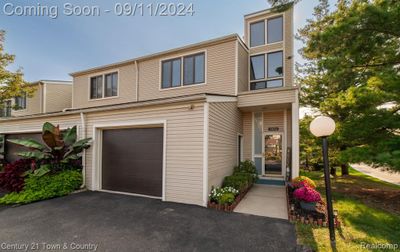 5870 Windward Court, Condo with 3 bedrooms, 2 bathrooms and null parking in Independence Twp MI | Image 2