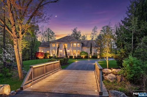 9 Heller Ct, Mahwah, NJ, 07430-2595 | Card Image