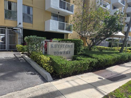 apt-302-2000 Ne 135th St, North Miami, FL, 33181-2101 | Card Image