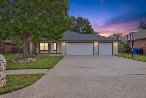 2321 W Twin Oaks St, Broken Arrow, OK, 74011-1452 | Card Image