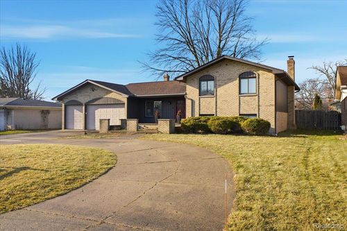 37207 Almont Dr, Sterling Heights, MI, 48310-4019 | Card Image