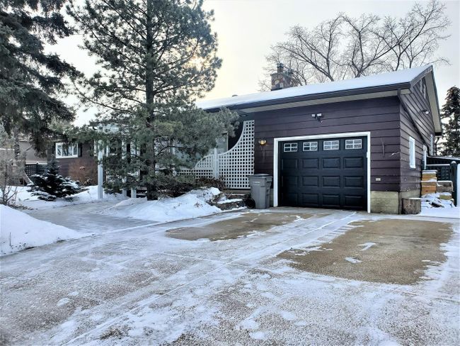 9817 105 Ave, House detached with 4 bedrooms, 3 bathrooms and 6 parking in Grande Prairie AB | Image 2