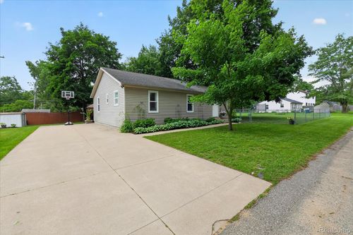 9115 Maplewood Dr, White Lake, MI, 48386-4158 | Card Image