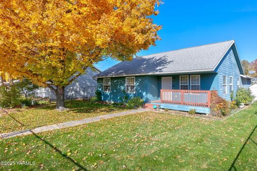 205 W Seattle Ave, Moxee, WA, 98936-9620 | Card Image