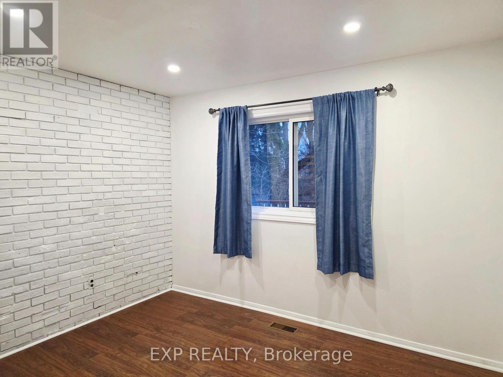 Residential in Bradford West Gwillimbury (Bradford) 5