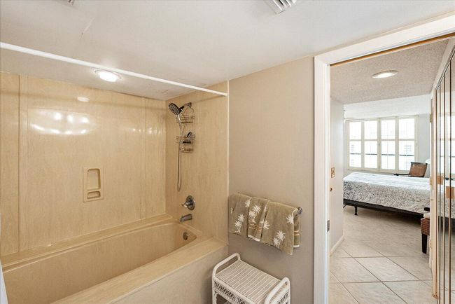 APT-323 - 4100 Highway A1a, Condo with 3 bedrooms, 3 bathrooms and null parking in Hutchinson Island FL | Image 18