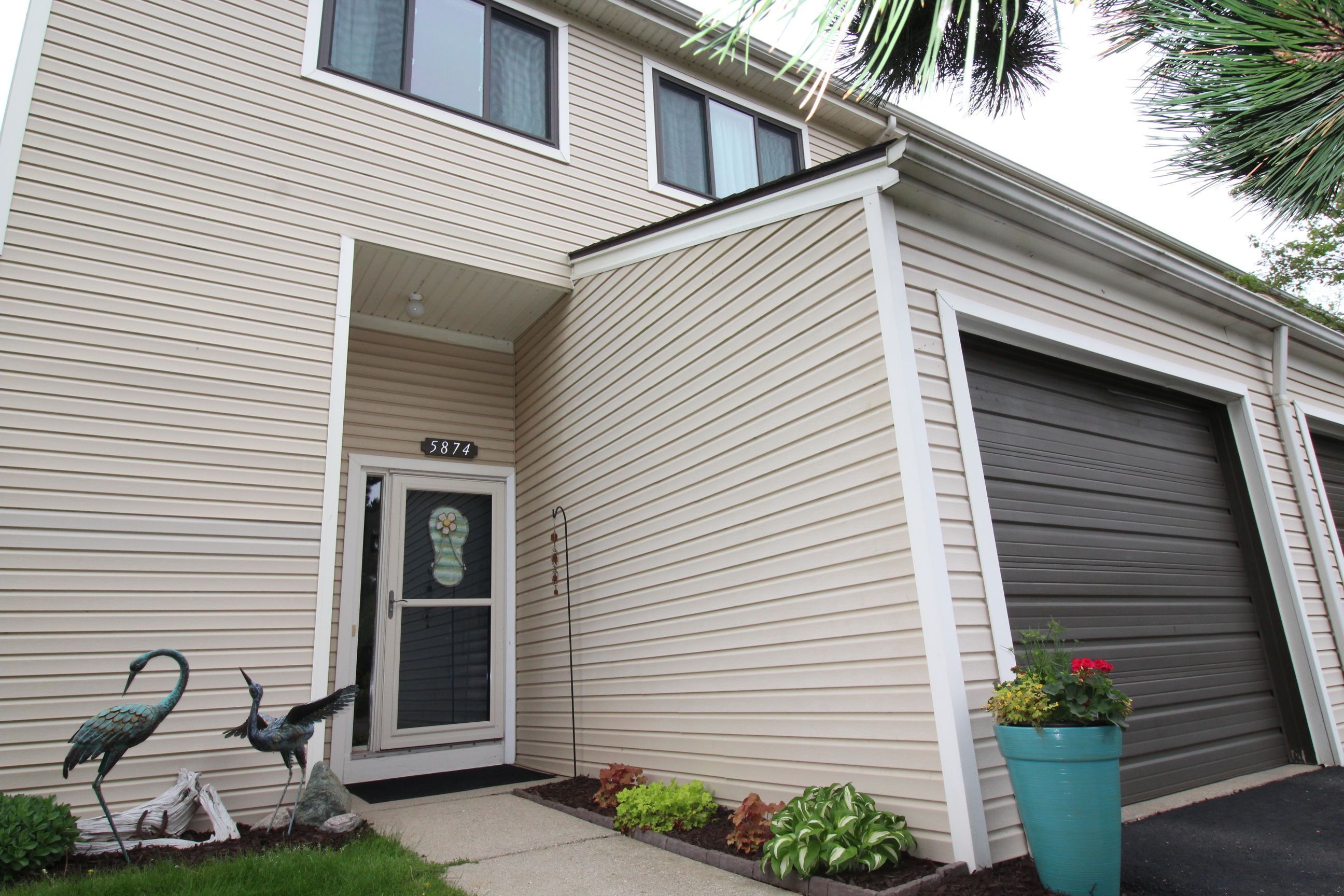 Shore Ct, Clarkston, MI 48346