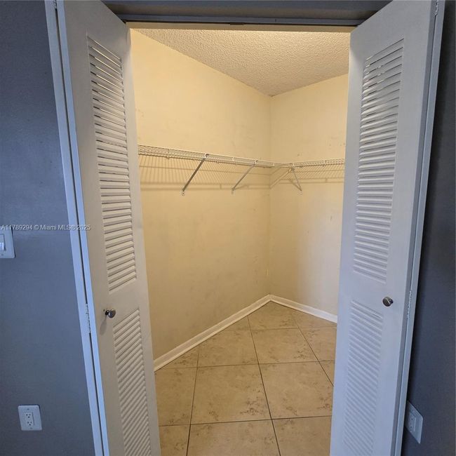 F114 - 9731 Fontainebleau Blvd, Condo with 1 bedrooms, 1 bathrooms and null parking in Miami FL | Image 8