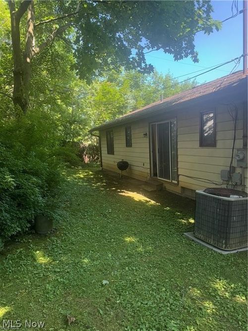 20930 Halworth Rd, Shaker Heights, OH, 44122-3862 | Card Image