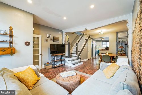 819 Cross St, PHILADELPHIA, PA, 19147-6404 | Card Image