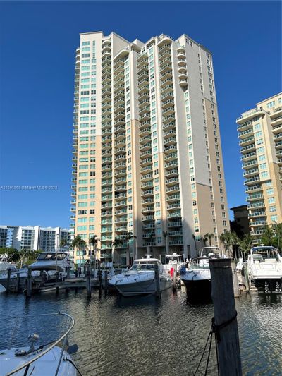 819 - 3330 Ne 190th St, Condo with 3 bedrooms, 2 bathrooms and null parking in Aventura FL | Image 2