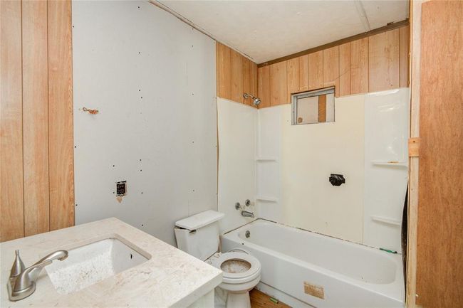 2726 Shady Creek Ln, House other with 3 bedrooms, 2 bathrooms and null parking in Oyster Creek TX | Image 18
