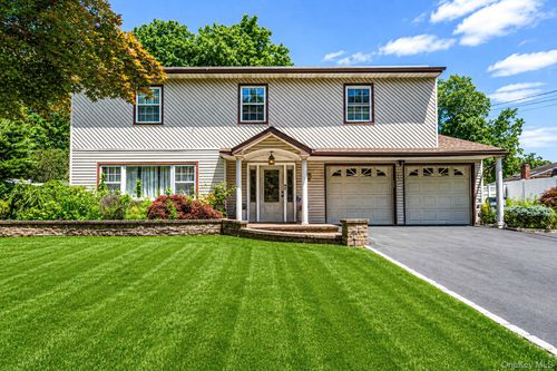 95 Walnut St, Lake Grove, NY, 11755-2600 | Card Image