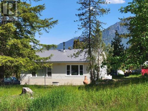 572 Highway 6, Nakusp, BC, V0G1R1 | Card Image