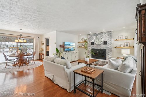 22630 Sandra St, South Lyon, MI, 48178-1623 | Card Image