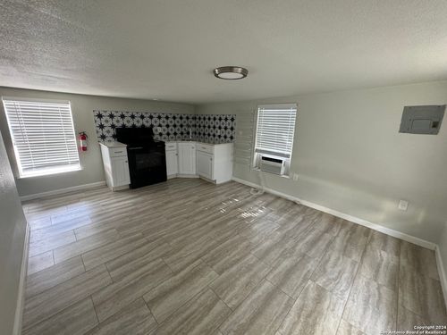 apt-10-407 E Locust St, San Antonio, TX, 78212-4039 | Card Image
