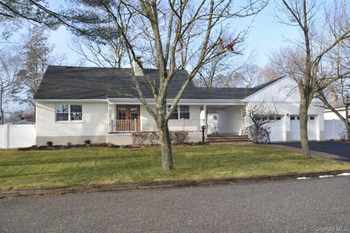 188 Ralph Ave, Babylon, NY, 11702-1639 | Card Image